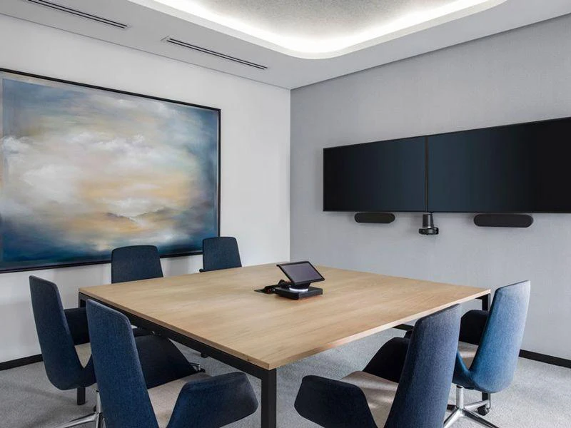 اتاق کنفرانس مدرن با استفاده از مبلمان با اشکال مربعی