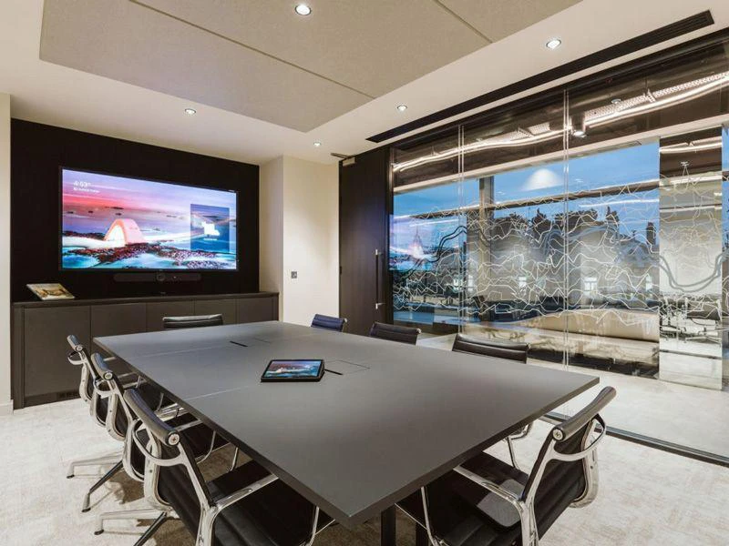 طراحی مینیمالیستی اتاق کنفرانس