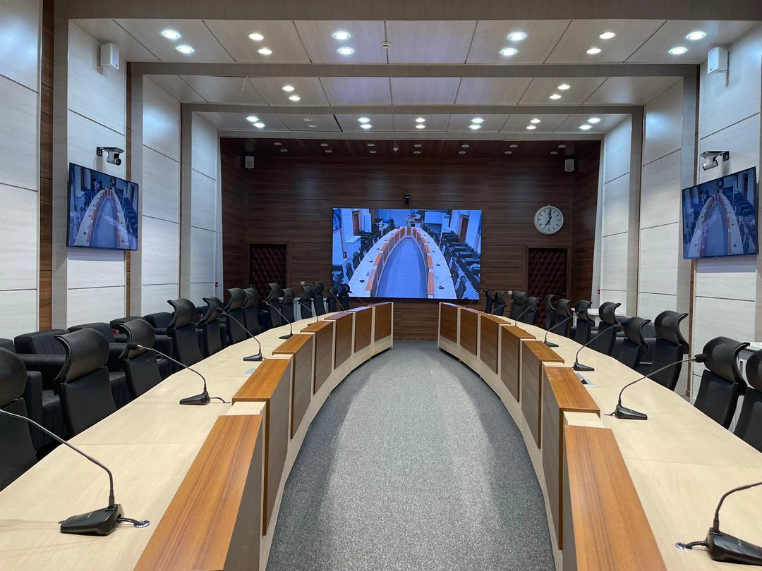 تجهیز سالن کنفرانس مدرن یک مجتمع بزرگ پتروشیمی