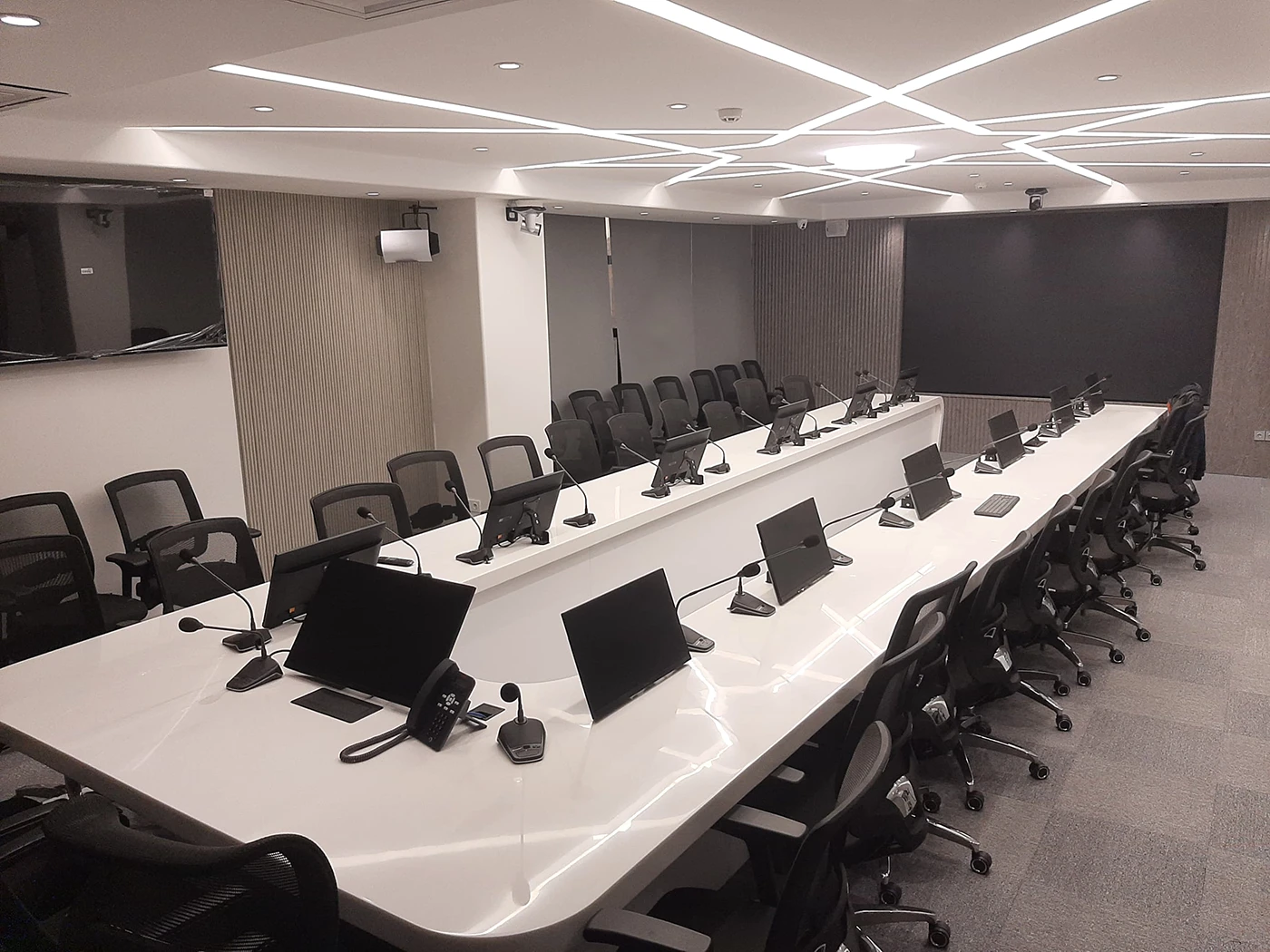 تجهیز سالن کنفرانس لوکس یک هلدینگ بزرگ سرمایه‌گذاری نفت و گاز