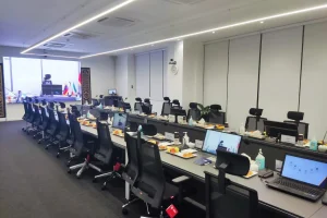 تجهیز سالن کنفرانس یک بانک مشترک و نهاد مالی بین‌المللی