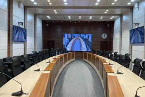 تجهیز سالن کنفرانس مدرن یک مجتمع بزرگ پتروشیمی