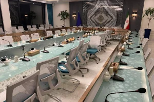 تجهیز سالن کنفرانس اصلی یک انجمن صنفی کارفرمایی